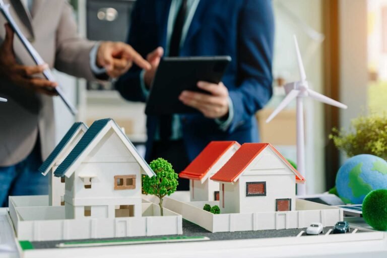 Asesor inmobiliario de Casas Velaris, brindando información a clientes